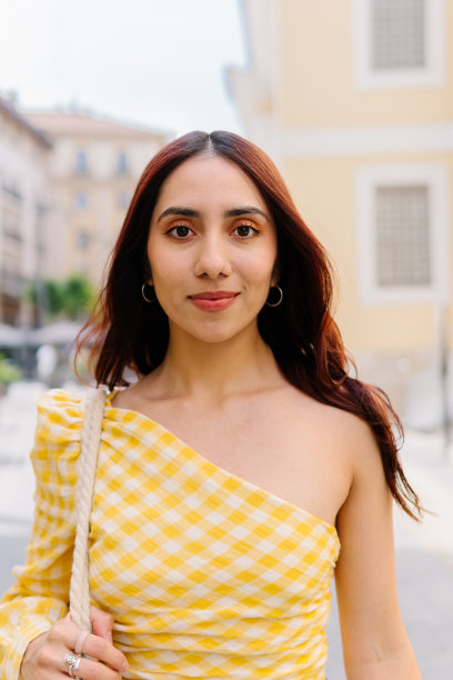 城市里一个很酷的女人的肖像图片下载