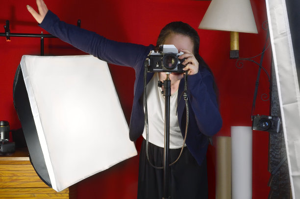 带摄影器材的女摄影师图片下载