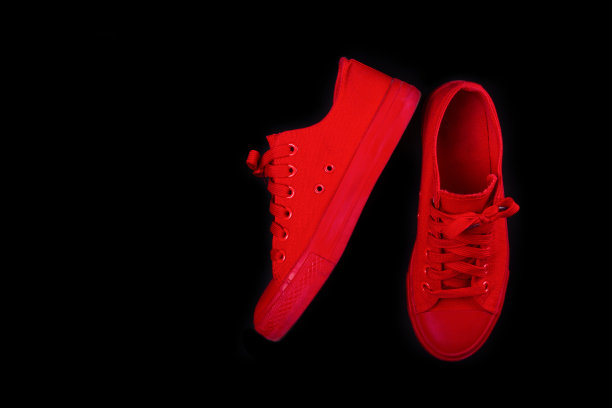 彩色背景上的红色运动鞋图片下载