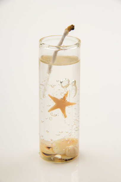 白色背景上的玻璃蜡烛和金属盖子图片下载