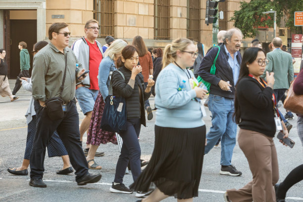 一群通勤者穿过CBD街道图片下载