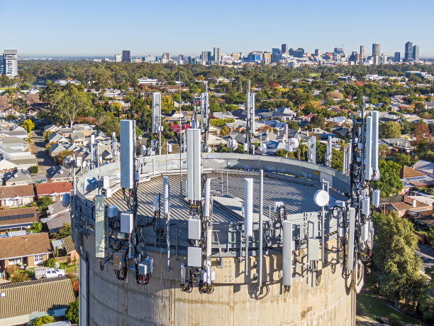 鸟瞰图，在城市景观中，带有天线阵列的混凝土水箱顶部提供电信塔图片下载