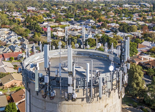 鸟瞰图，在城市景观中，带有天线阵列的混凝土水箱顶部提供电信塔图片下载