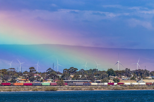 明亮的暴风雨彩虹段风力涡轮机，货运列车，斯宾塞湾与弗林德斯山脉的背景图片下载