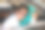 亚洲男性上班族坐在驾驶座上，头枕在方向盘上，愉快地睡在车里。图片下载