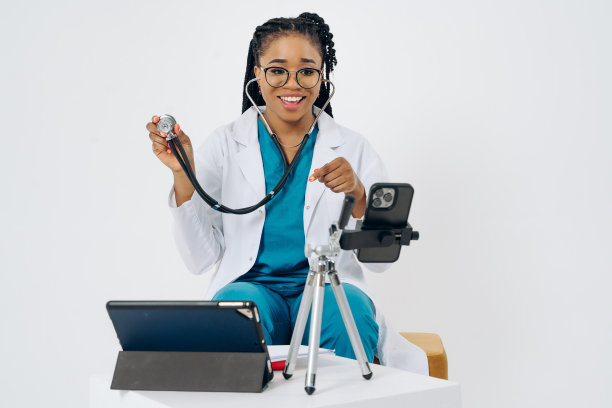 一位年轻的女医生在她的办公室里使用手机和数码平板电脑的照片图片下载