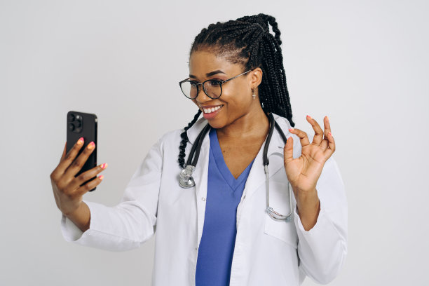 非裔美国女医生讲手机-库存照片图片下载
