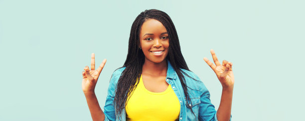 快乐微笑的年轻非洲妇女在城市随意的肖像图片下载