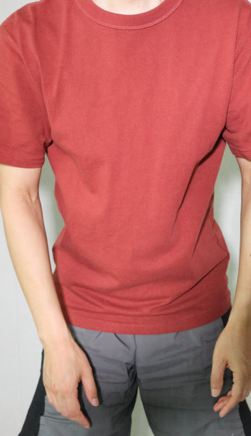 一个穿着衬衫的人的特写图片下载