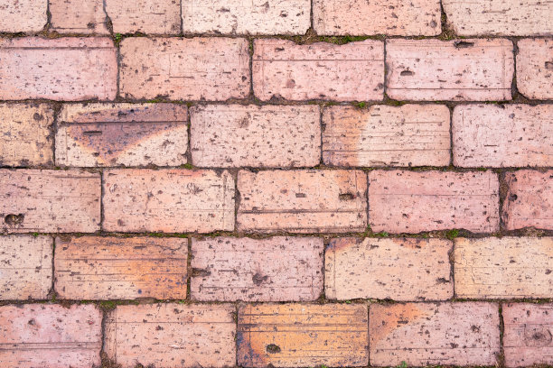 小径用棕砖砌成，因行人使用而磨损，砖质有质感图片下载