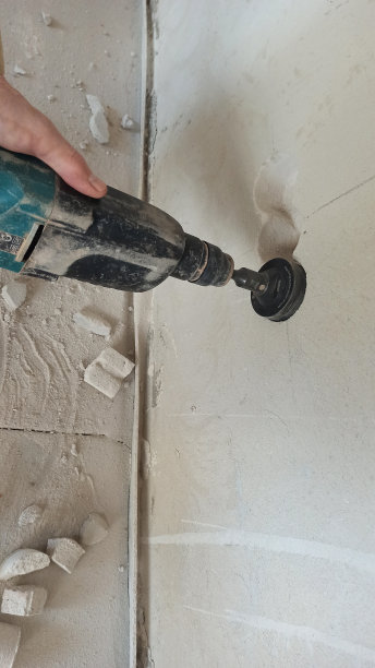 专业的手在用穿孔器工作。图片下载