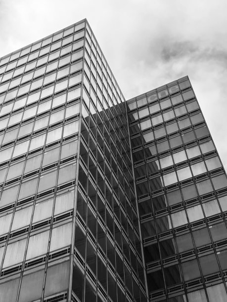 米德尔斯堡镇一座高层建筑的低角度视图图片下载