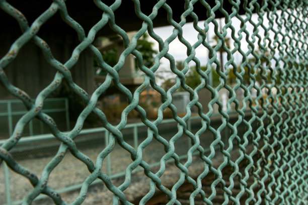 绿色铁丝铁链围栏的详细照片。图片下载