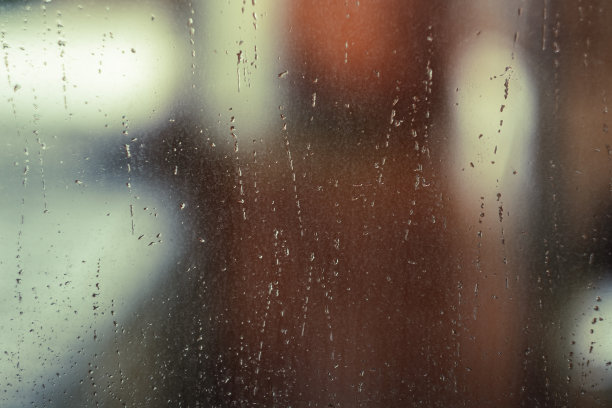 窗玻璃上的雨滴和水点。模糊的背景。库存图片图片下载