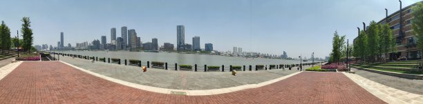 充满活力的城市街道景观，展示了各种建筑、公园和水体图片下载