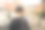 男游客在老城的背景上，从后面观看。图片下载