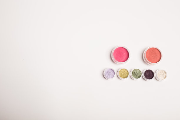 许多彩色的天然矿物眼影孤立在白色背景与复制空间和空白的文字空间图片下载