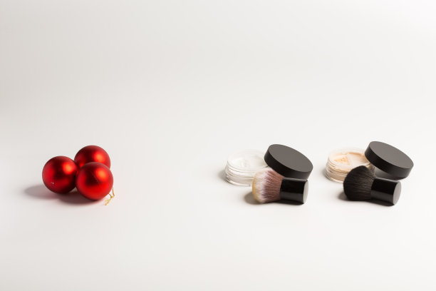 矿物彩妆粉扭封筛隔离在白色的背景与笔刷复制空间。许多米色粉底。肤色面部化妆品样品图片下载