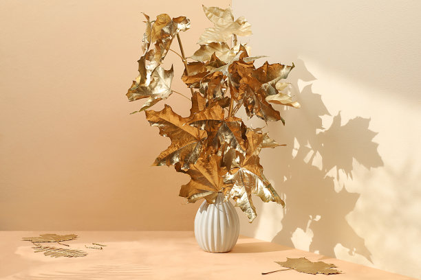 创意的秋季构图与金枫叶在优质粉彩背景的产品展示，最小的秋季概念，屏幕横幅与文字空间。图片下载