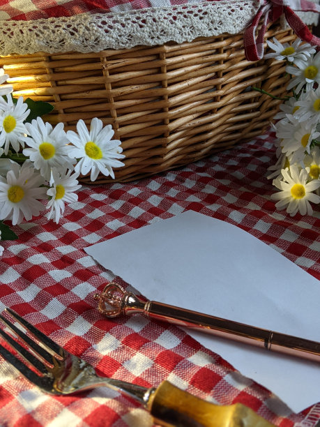 一张带着笔和花的白纸作为野餐的概念图片下载