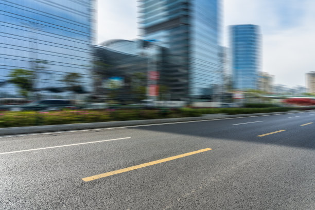 中国城市天际线背景的空柏油路图片下载