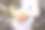 蹒跚学步的小女孩在森林里检查目标板图片下载