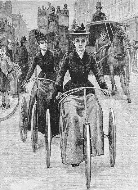 两个骑着三轮车的年轻女子，马车跟在她们后面图片下载