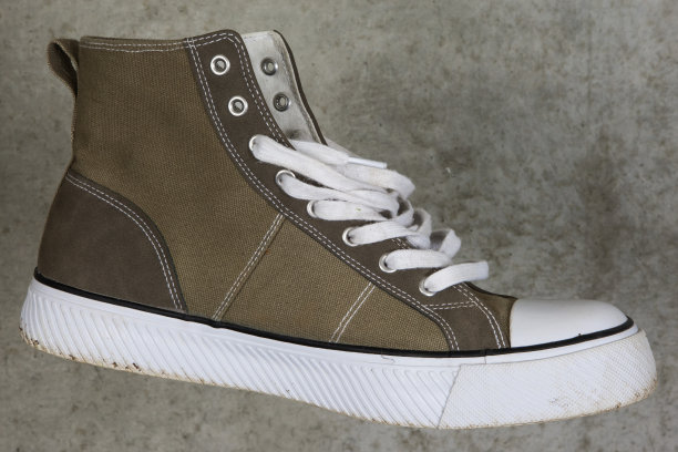 经典的时尚帆布运动鞋，白色橡胶鞋头。图片下载