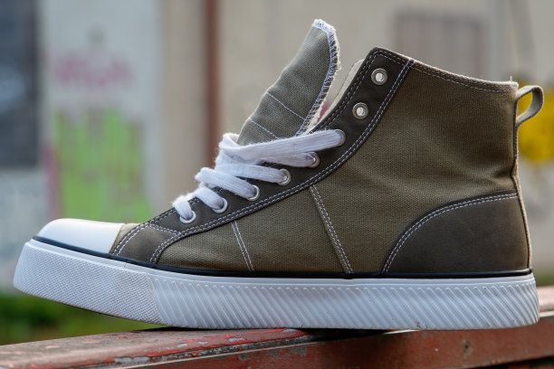 复古风格，时尚的帆布运动鞋与怀旧的触摸。图片下载