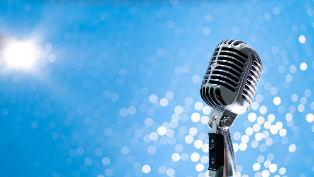 蓝色背景上的复古麦克风图片下载