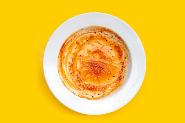 黄色背景上的脏盘子。俯视图图片下载