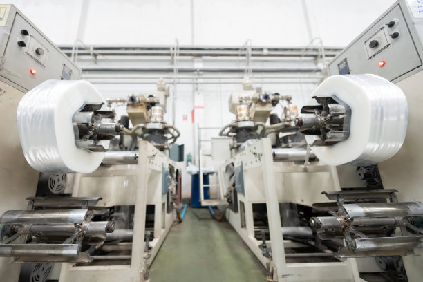 用于生产运输营销系统中与塑料相关的材料和产品的大型机器工作照片。是一家大型工业工厂的业务吗图片下载