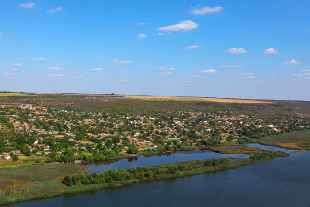 河边村庄的全景图片下载