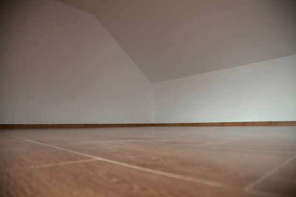 空的阁楼或阁楼，木地板，白墙图片下载