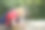 穿着红色衬衫的十几岁前的男孩在山谷里徒步旅行，探索大自然，在湖里玩水。为精力充沛的孩子提供积极的休闲活动。适合孩子们的夏季户外娱乐图片下载