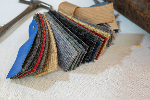 各种颜色的地毯样块采用粗壮的植物纤维制成，适合自然环保的室内设计，复制空间，精选重点图片下载