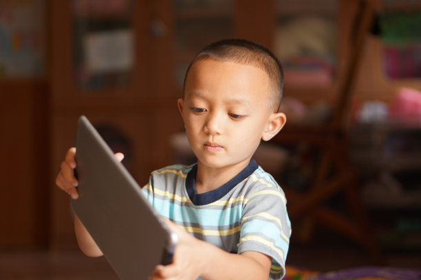 男孩厌倦了玩电脑游戏图片下载