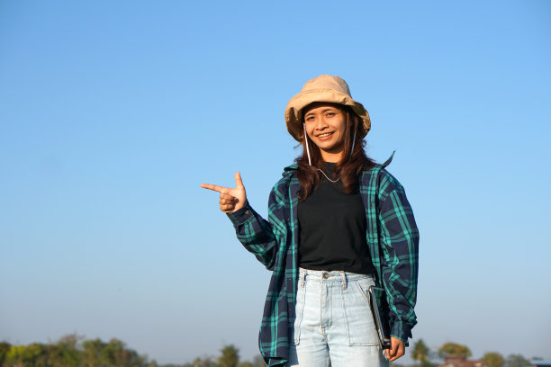 亚洲女农民使用电脑分析水稻生长情况。图片下载