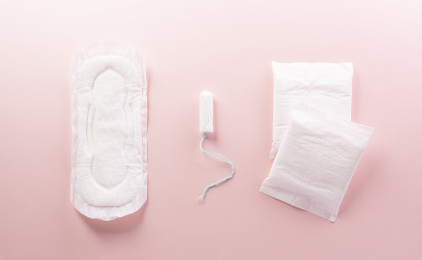 粉彩背景上的白色卫生巾。女性健康或身体积极的概念。图片下载