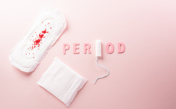 白色卫生巾和文字在柔和的背景。女性健康或身体积极的概念。图片下载