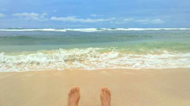 享受干净的沙滩和清澈的水波巽他海滩在古农基都尔，日惹，印度尼西亚图片下载