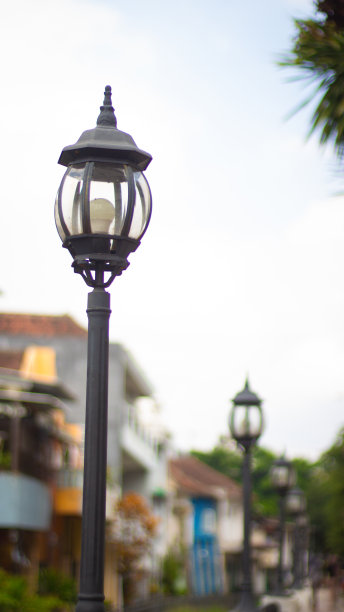 经典的花园灯照亮了夜晚图片下载