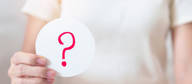 女秀问号(?)在纸上。FAQ，常见问题，答案，问答，信息，沟通和讯问概念图片下载
