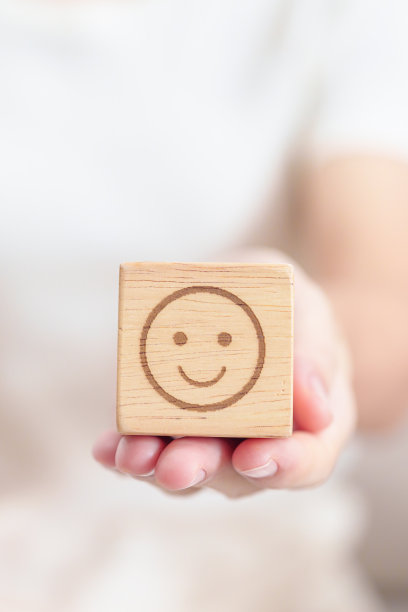 女性展示快乐笑脸方块，心理健康评估，心理学，健康养生，反馈，顾客评论，体验，满意度调查，积极思考和世界精神卫生日图片下载