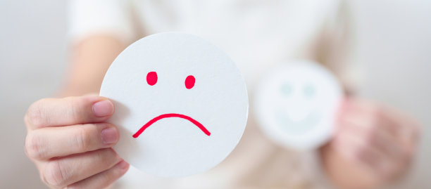 女人显示不快乐悲伤的脸纸，心理健康评估，心理学，健康健康，反馈，顾客评论，体验，满意度调查，消极思维和世界精神卫生日图片下载