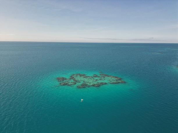 这张令人惊叹的照片展示了加勒比海百慕大海域礁石晶莹剔透的海水图片下载