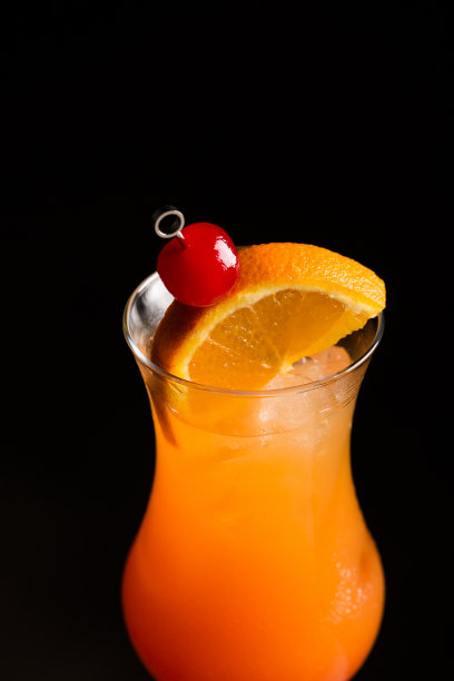 龙舌兰日出鸡尾酒酒精龙舌兰酒，新鲜橙汁，新鲜酸橙汁和石榴图片下载