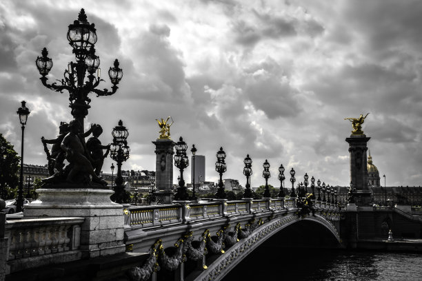 金色饰品的亚历山大三世桥-选择性颜色在巴黎，法国图片下载