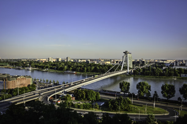 斯洛伐克布拉迪斯拉发的UFO桥图片下载