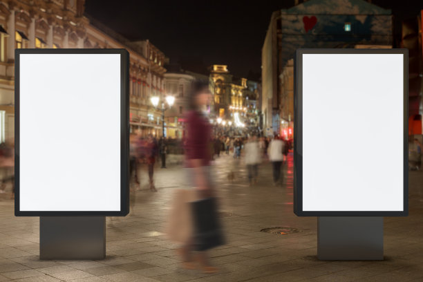 夜晚空白的街道广告牌。图片下载